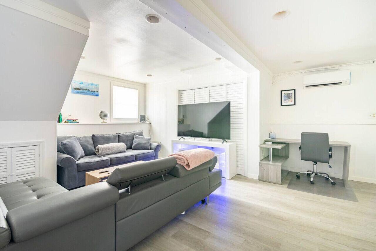 Een televisie en een open haard