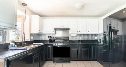 #TheFlightdeck | Stylish Home Near Newport & Navy