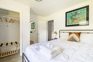 5 quartos, escrivaninha, ferros/tábuas de passar roupa, berço de viagem