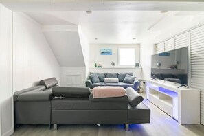 Televisión y chimenea 