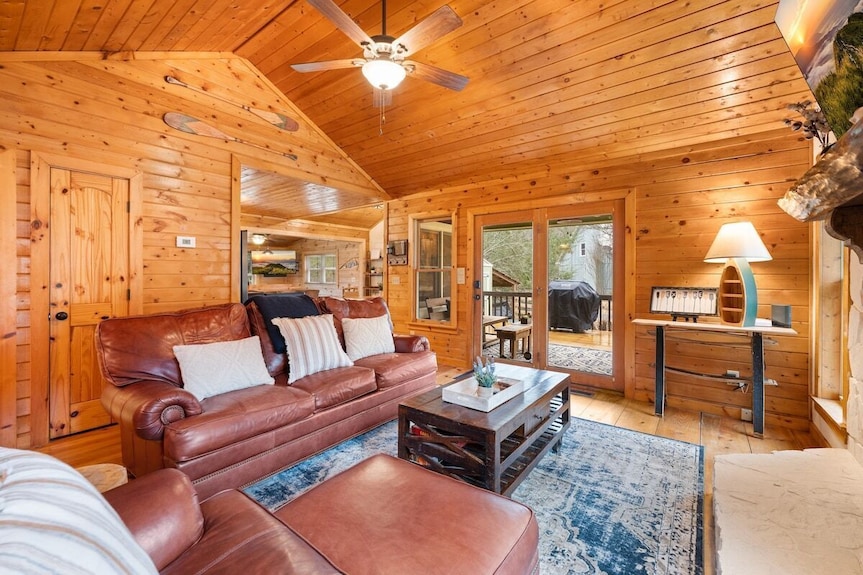 Creekfront: Views, Hot Tub, Fire Pit & Game Room - Blue Ridge, GA