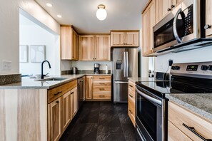Fridge, microwave, oven, stovetop - Stunning U of O Home – Just Steps from Hayward Field! (Eugene)