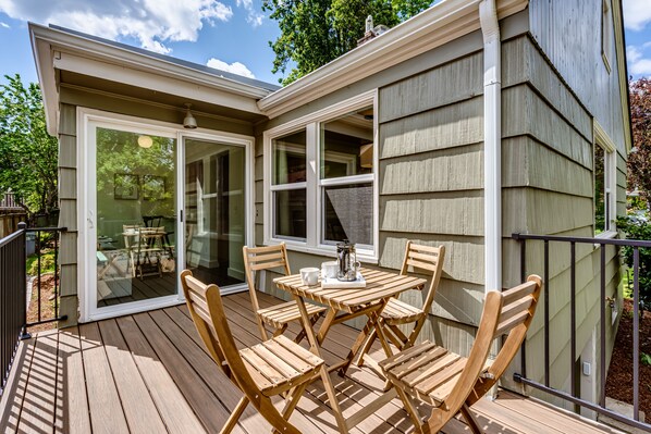 Outdoor dining - Stunning U of O Home – Just Steps from Hayward Field! (Eugene)