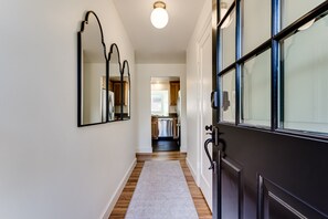 Interior - Stunning U of O Home – Just Steps from Hayward Field! (Eugene)