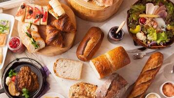 Daily buffet breakfast (CNY 128 per person)