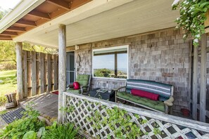Terrace/patio - OceanFront Cottage, Beachwander for miles &/or explore the Olympic National Park (Sekiu)