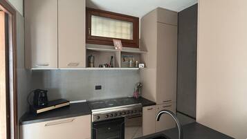 Kühlschrank, Mikrowelle, Ofen, Geschirrspüler