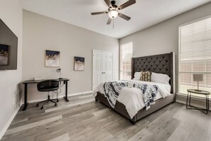 Skrivbord, strykjärn/strykbräda, resesäng och gratis wi-fi