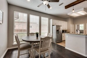 Dining - Texan House 4 Bed 3 Bath Hot Tub, EV charger (Rowlett)