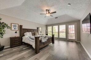 Desk, iron/ironing board, travel crib, free WiFi - Texan House 4 Bed 3 Bath Hot Tub, EV charger (Rowlett)