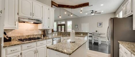 Jääkaappi, mikroaaltouuni, uuni, liesi