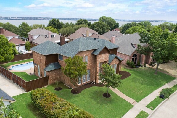 Exterior - Texan House 4 Bed 3 Bath Hot Tub, EV charger (Rowlett)