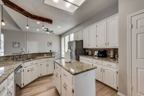 Kylskåp, mikrovågsugn, ugn och spishäll