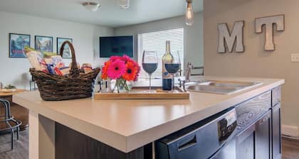 King Bed Condo | Country Views | 5 Min From MSU