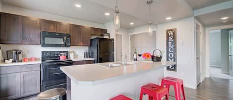 Refrigerador, microondas, horno, placa de cocina