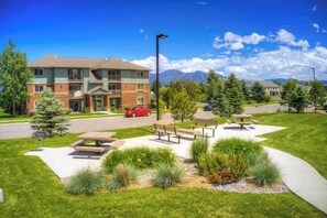 Outdoor dining - Yellowstone Country | Mountain Views | Walk to MSU (Bozeman)