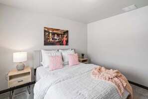 3 slaapkamers, een strijkplank/strijkijzer, wifi, beddengoed