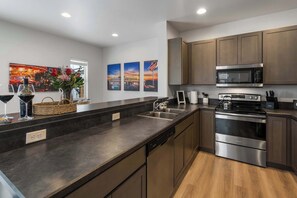 Een koelkast, een magnetron, een oven, een kookplaat