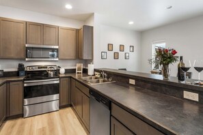 Fridge, microwave, oven, stovetop - NEW | Game House | Near Downtown (Bozeman)