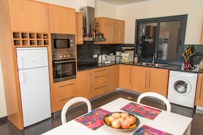 Fridge, oven, stovetop, coffee/tea maker