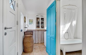 Combined shower/bathtub