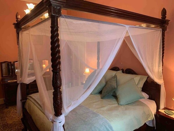3 bedrooms, desk, iron/ironing board, travel crib