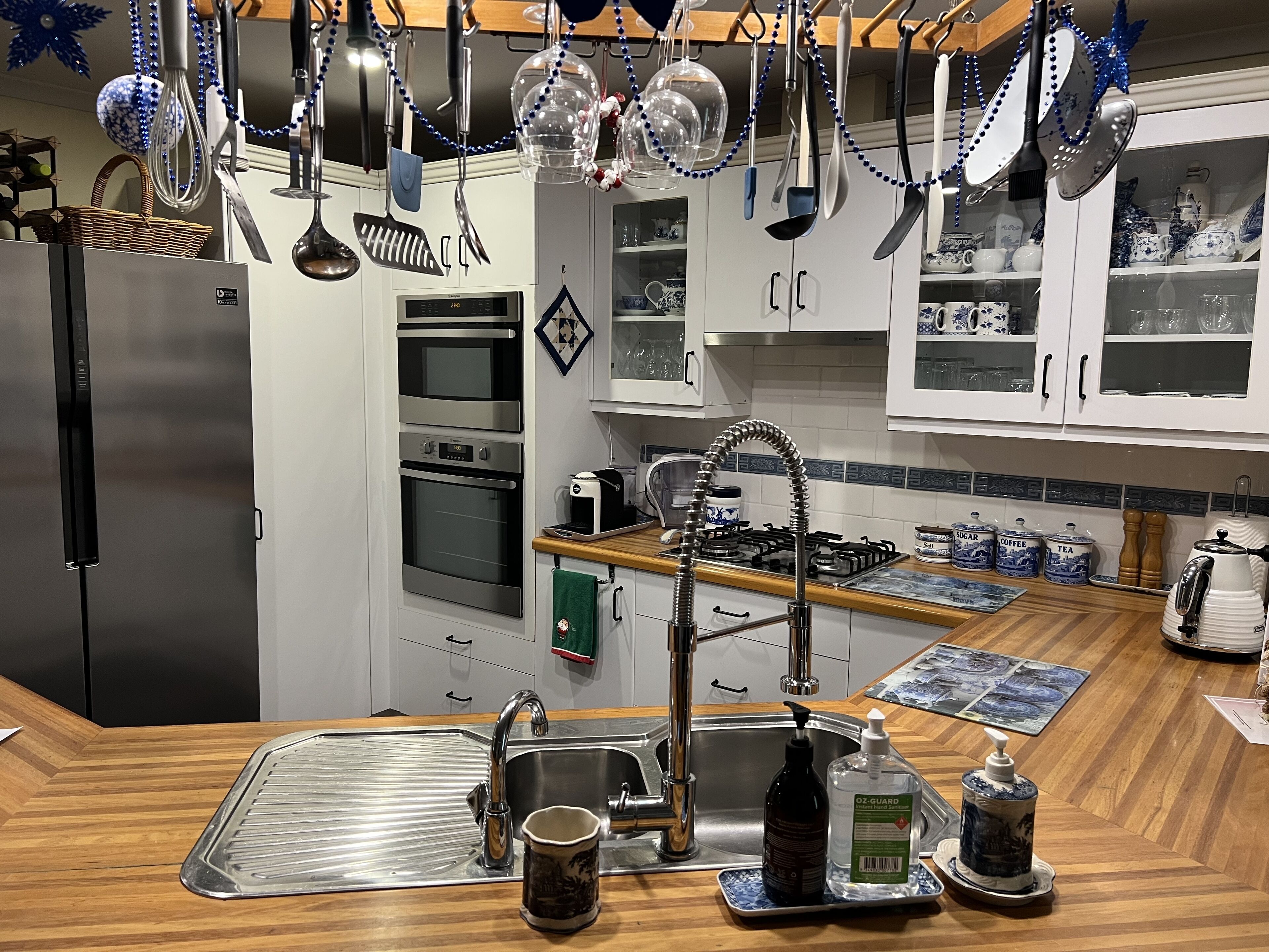 Jääkaappi, mikroaaltouuni, uuni, liesi