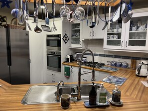 Fridge, microwave, oven, stovetop - Old Barossa Valley Inn & Bakery-Entire Main House! (Walk to”Gather Round”) (Lyndoch)