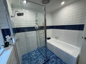 Hair dryer, towels, soap, shampoo - Old Barossa Valley Inn & Bakery-Entire Main House! (Walk to”Gather Round”) (Lyndoch)