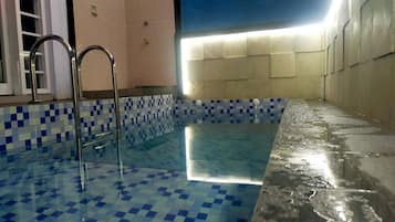 Una piscina cubierta