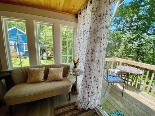 Spacious 1 Bedroom Cottage Close to Everything 2