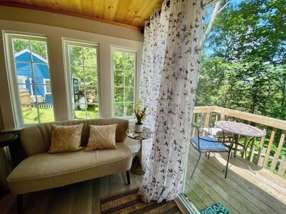 Spacious 1 Bedroom Cottage Close to Everything 2