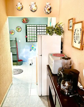 Microondas, horno, cafetera y tetera y tostadora 