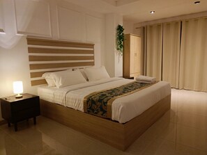Deluxe Room | In-room safe, individually decorated, desk, laptop workspace - Sky Hotel  (Angeles City)