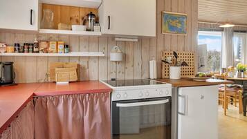 Jääkaappi, liesi, kahvin-/teenkeitin