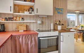 Køleskab, kogeplade, kaffe-/temaskine, køkkentøj/tallerkener/redskaber