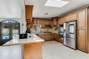 ثلاجة، ميكروويف، فرن، موقد طهي مسطح