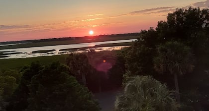 Experience Folly Life & Water Views
Quiet, Clean, Beach & Downtown Charleston.