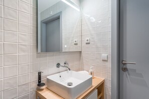 Douche, sĂšche-cheveux, serviettes fournies