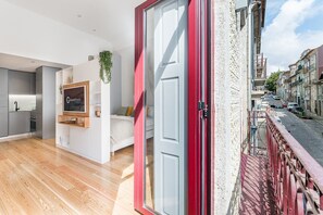 Desk, iron/ironing board, internet, bed sheets - GuestReady - Studio Five-0-Five (Porto)