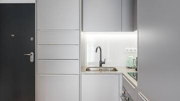 Réfrigérateur, micro-ondes, plaque de cuisson, lave-vaisselle