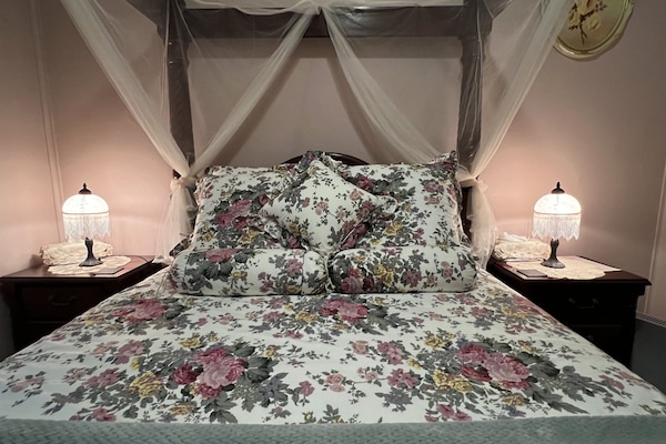 Bedroom 1 - Romantic Queen Four Poster