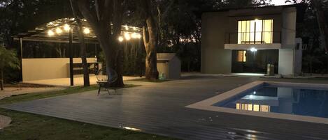 Una piscina al aire libre