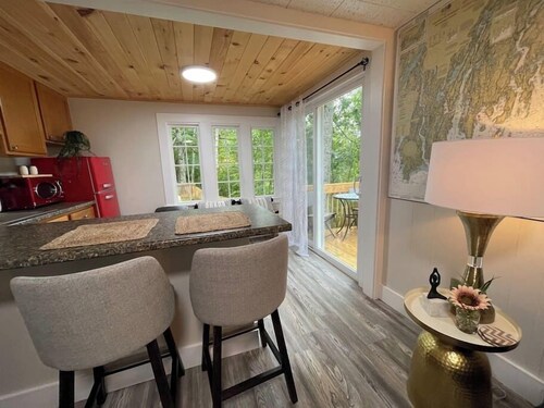 Spacious 1 Bedroom Close to Everything 4