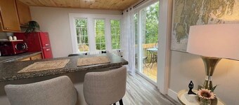 Spacious 1 Bedroom Close to Everything 4