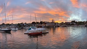A marina with boats docked at sunset. - Spacious 1 Bedroom Close to Everything 4 (Edgecomb)