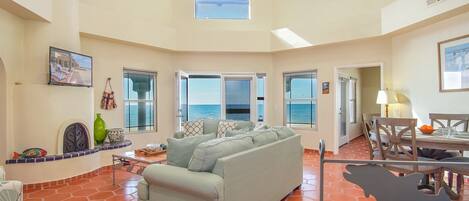 Fernseher, Kamin, Bücher