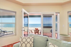 Fernseher, Kamin, Bücher