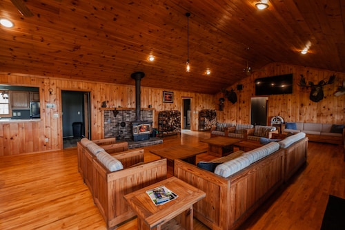 Your own private lake with lodge! Sleeps 24 people. Lots of parking. 