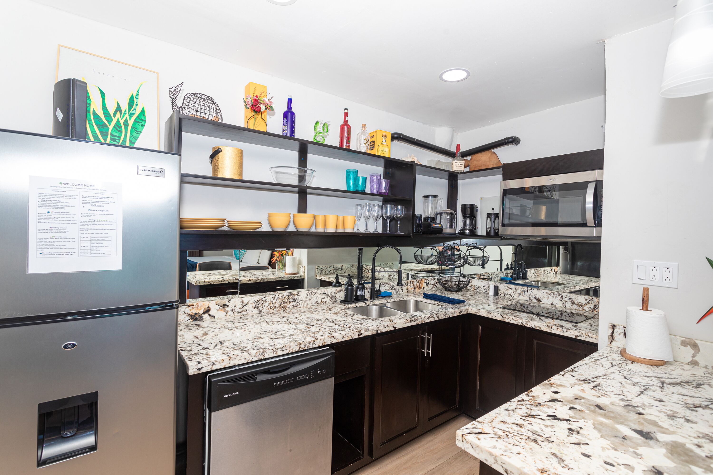 Geladeira, micro-ondas, cooktop, lava-louças